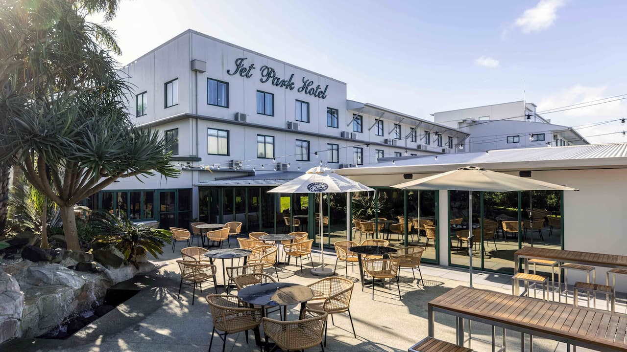 Jet Park Hotel Auckland outdoor dining area