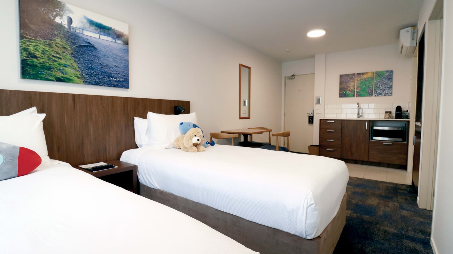 Twin guest room and kitchenette at Jet Park Hotel Rotorua